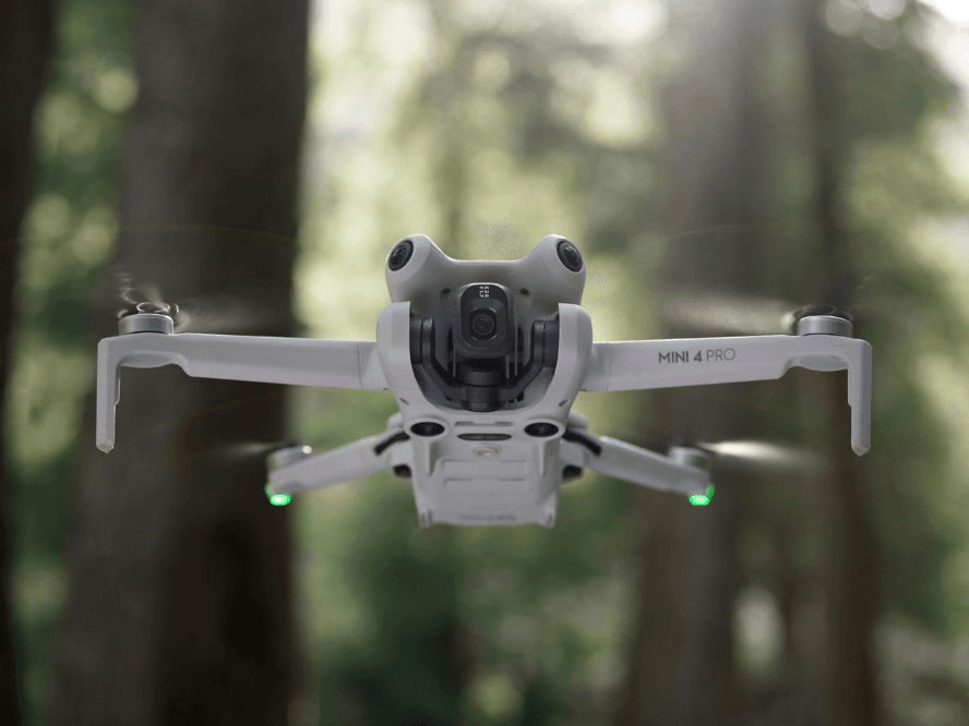 Bilden visar en DJI MIni 4 Pro som är en drönare under 250 gram med kamera