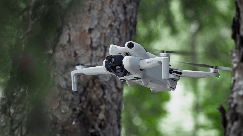 Bilden visar en Mini 4 pro från DJI som är en drönare under 250 gram i C0-klassen