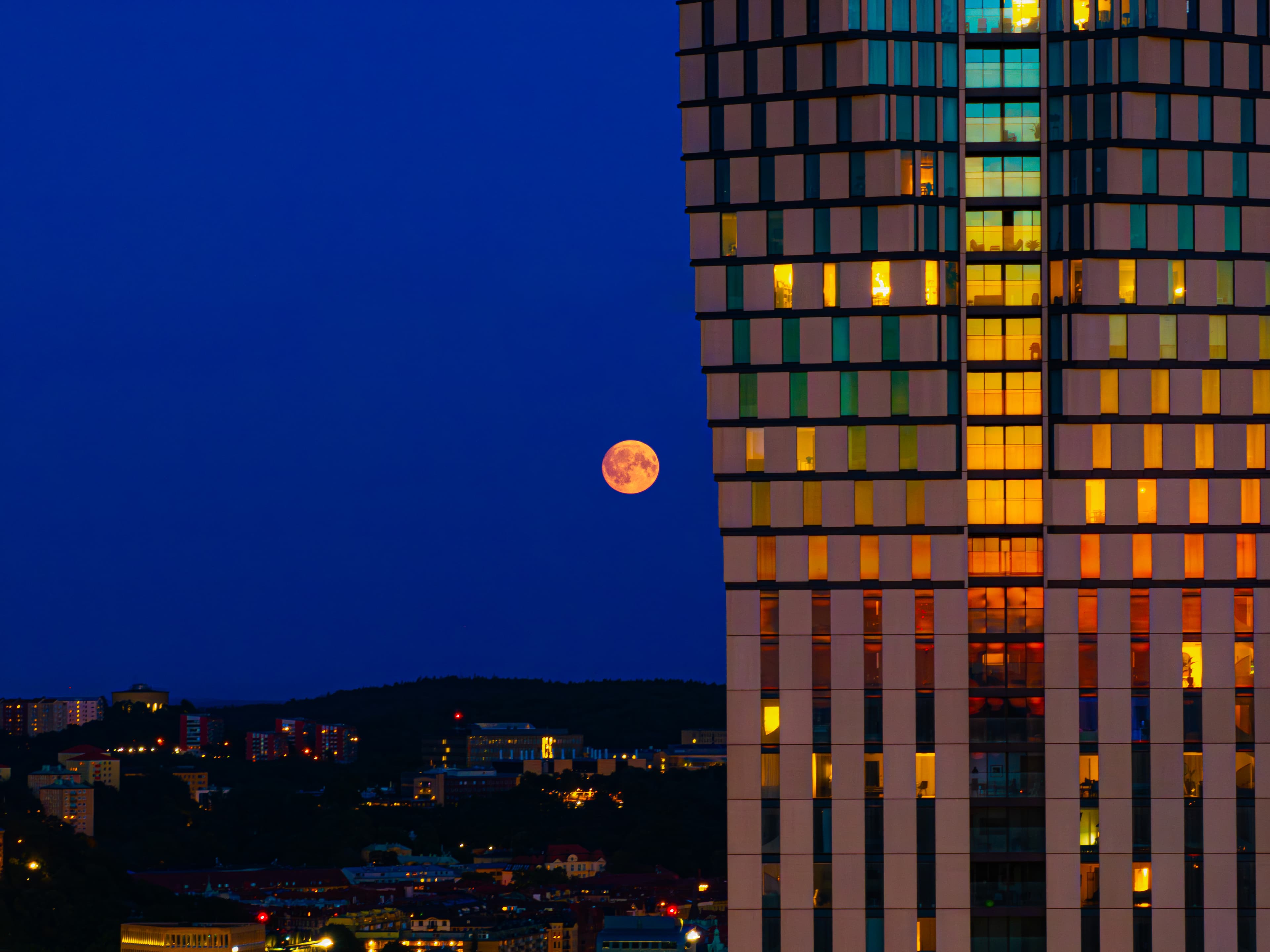 Drönarfoto av Karlatornet i Göteborg med måne i bakgrunden