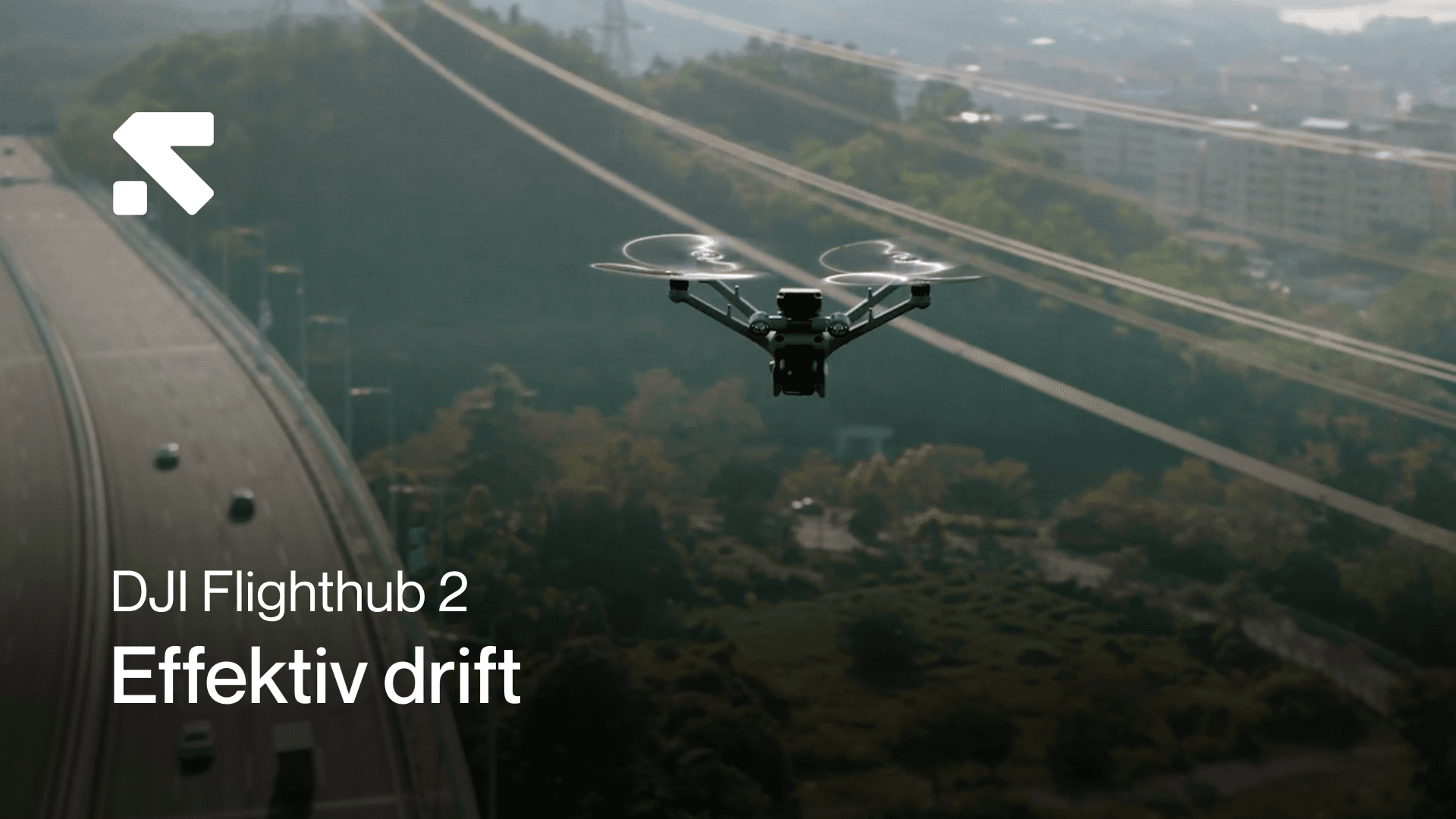 En drönare svävar över en motorväg med grönskande landskap i bakgrunden, med texten 'DJI Flighthub 2 Effektiv drift'.