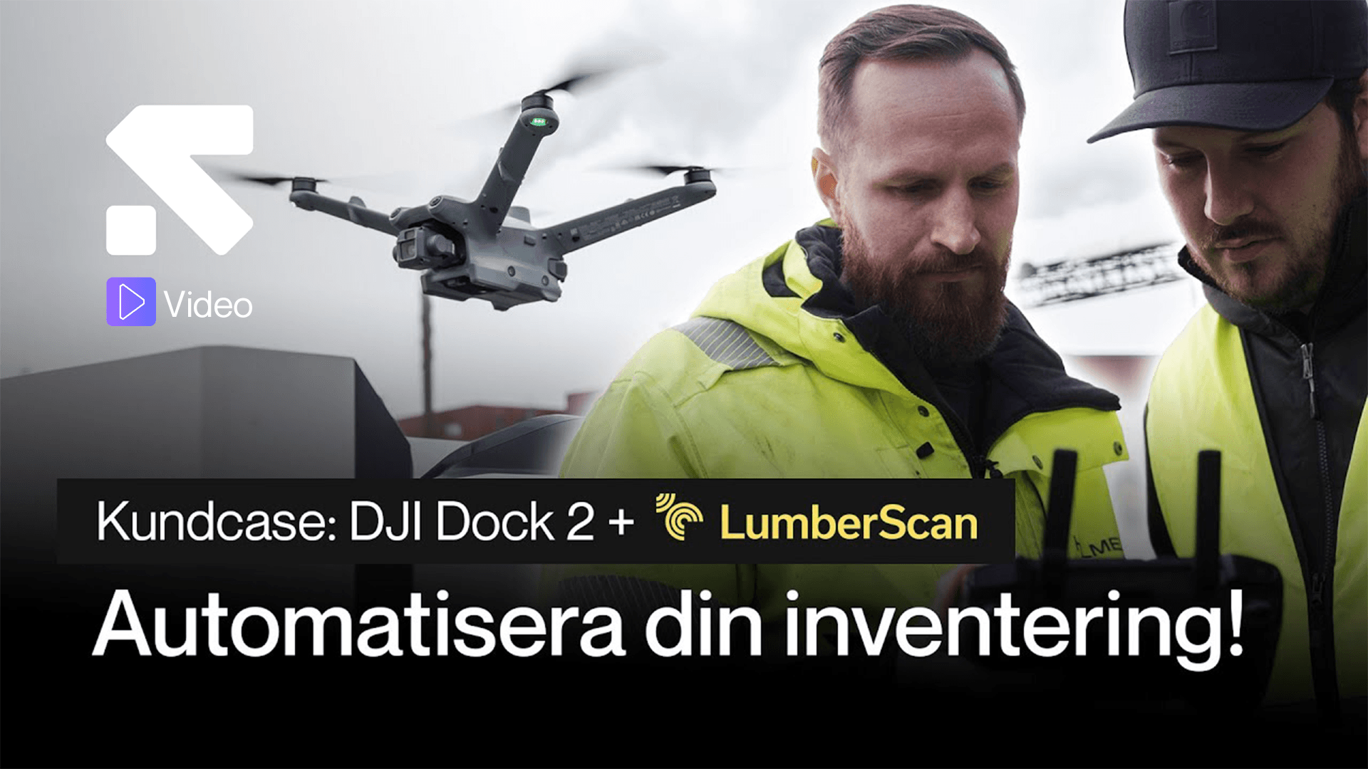 Två personer i gula jackor använder en fjärrkontroll medan en drönare flyger i bakgrunden. Texten "Kundcase: DJI Dock 2 + LumberScan Automatisera din inventering!" visas över bilden.