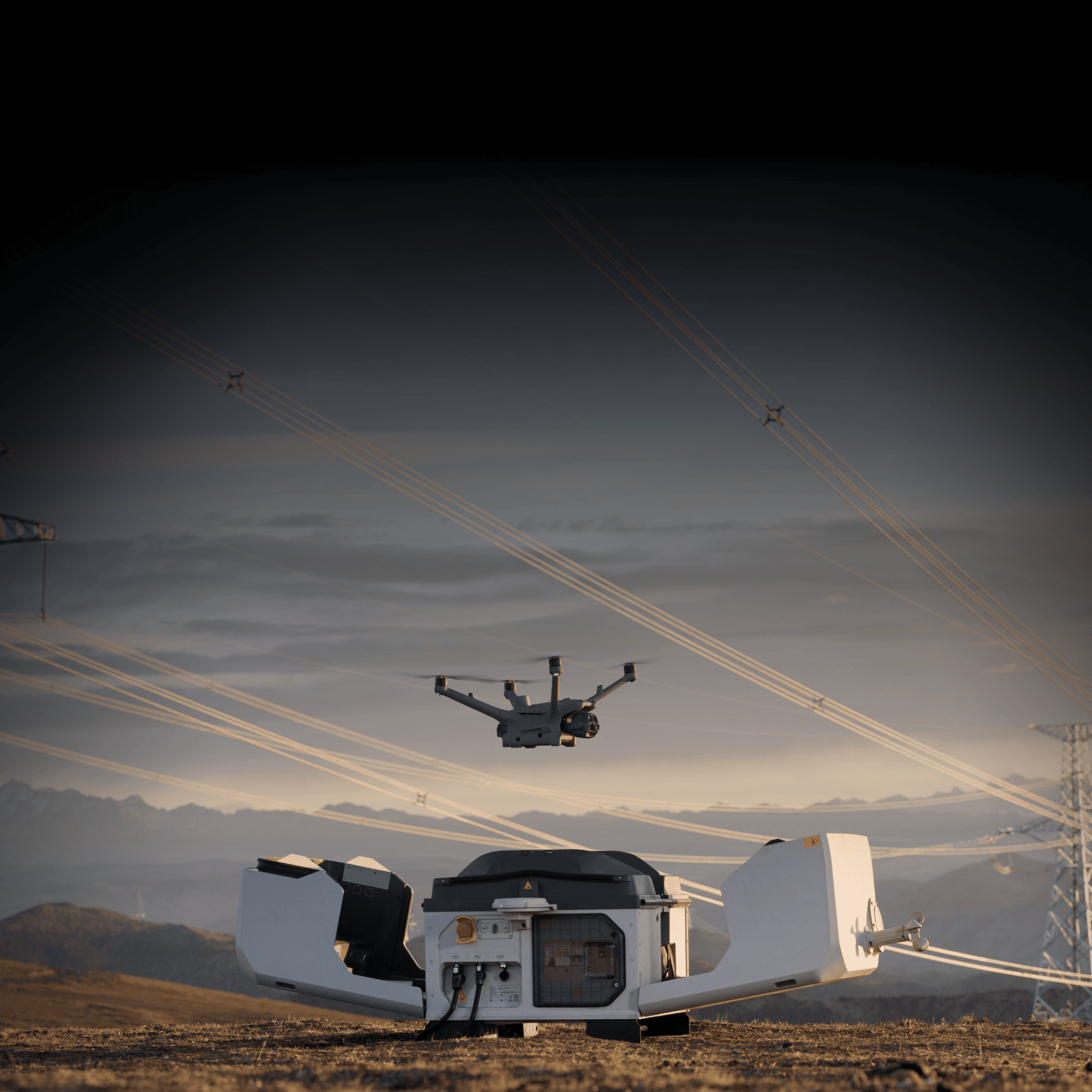 En drönare lyfter från en laddningsstation i ett öppet landskap med kraftledningar i bakgrunden.