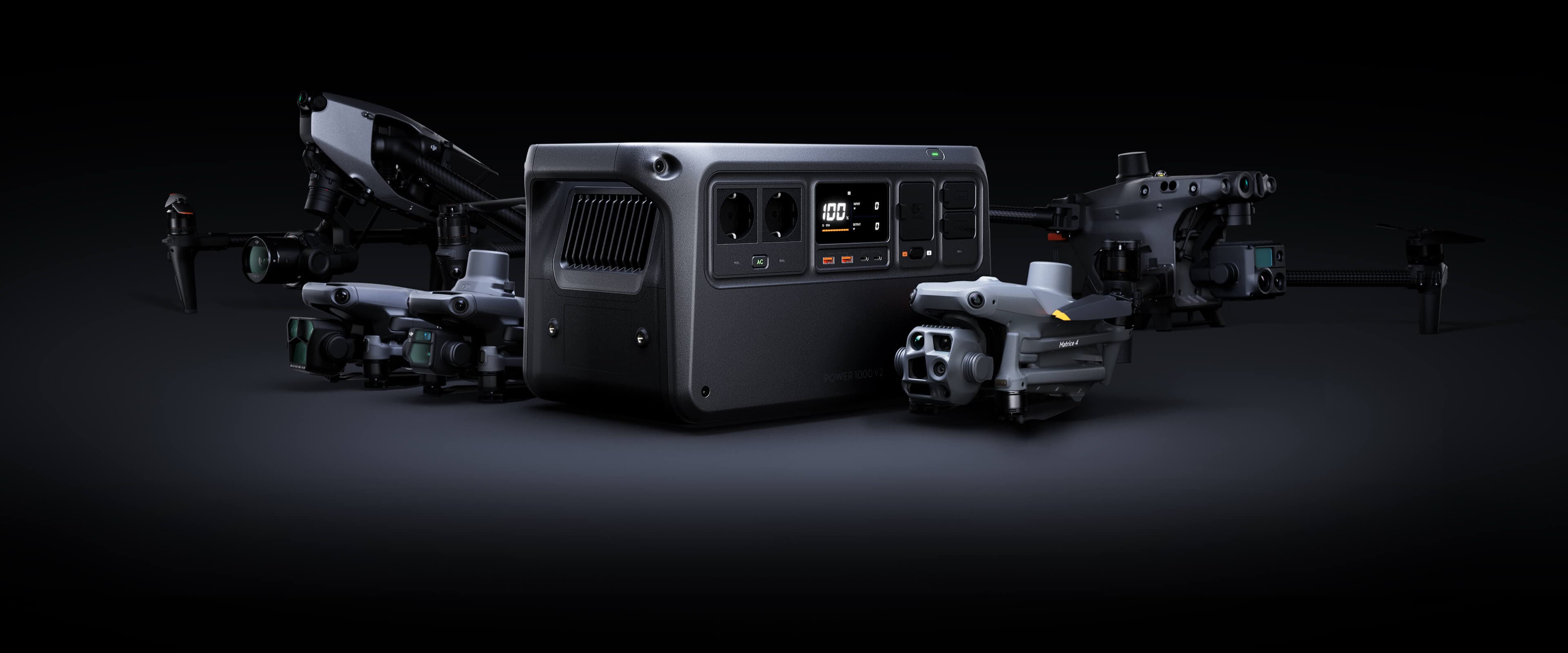 En samling avancerade drönare omger en kraftfull strömenhet i en futuristisk och teknologisk miljö.