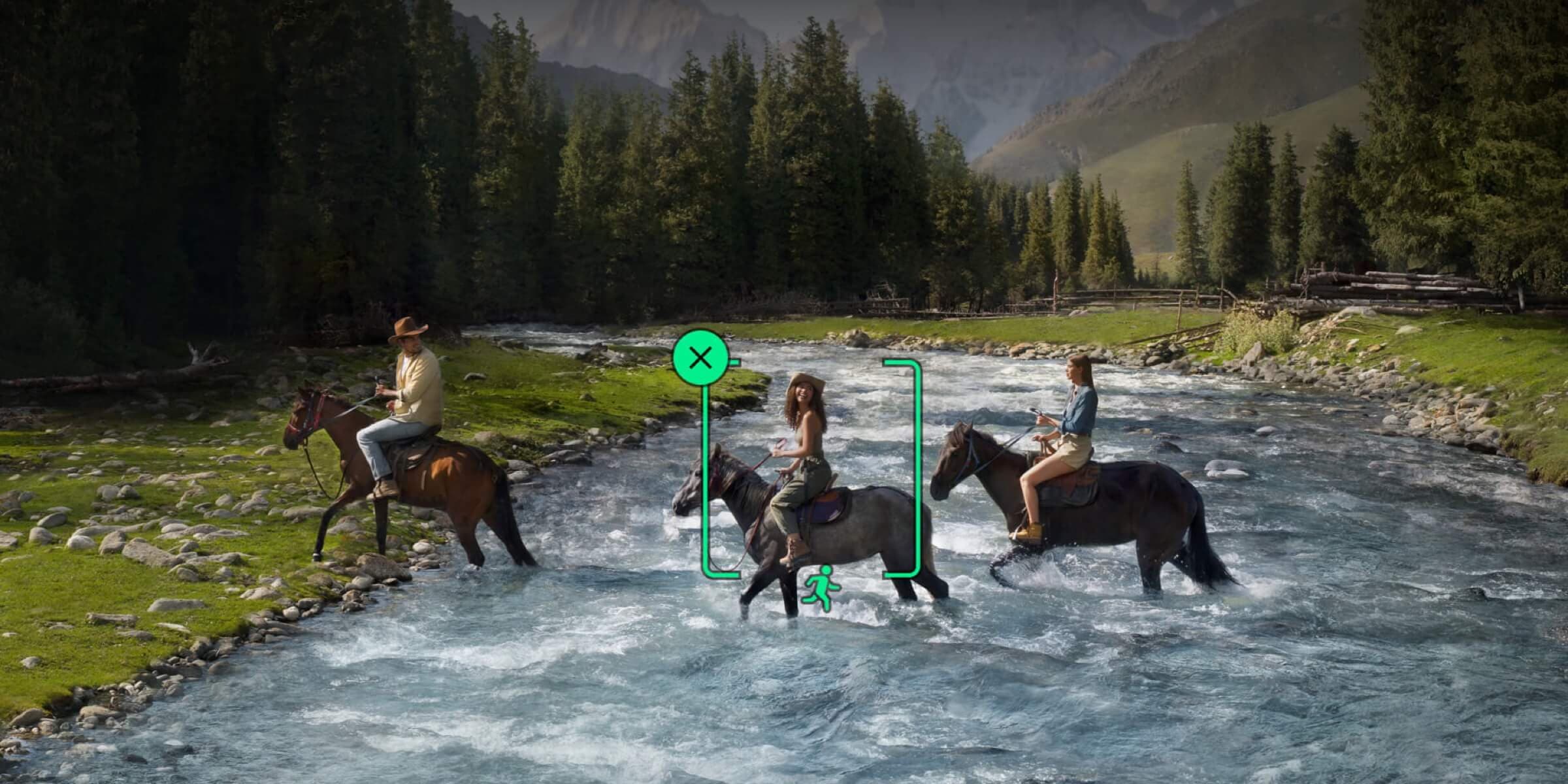 "Tre personer rider på hästar genom en strömmande flod i en naturskön dal omgiven av skog och berg."