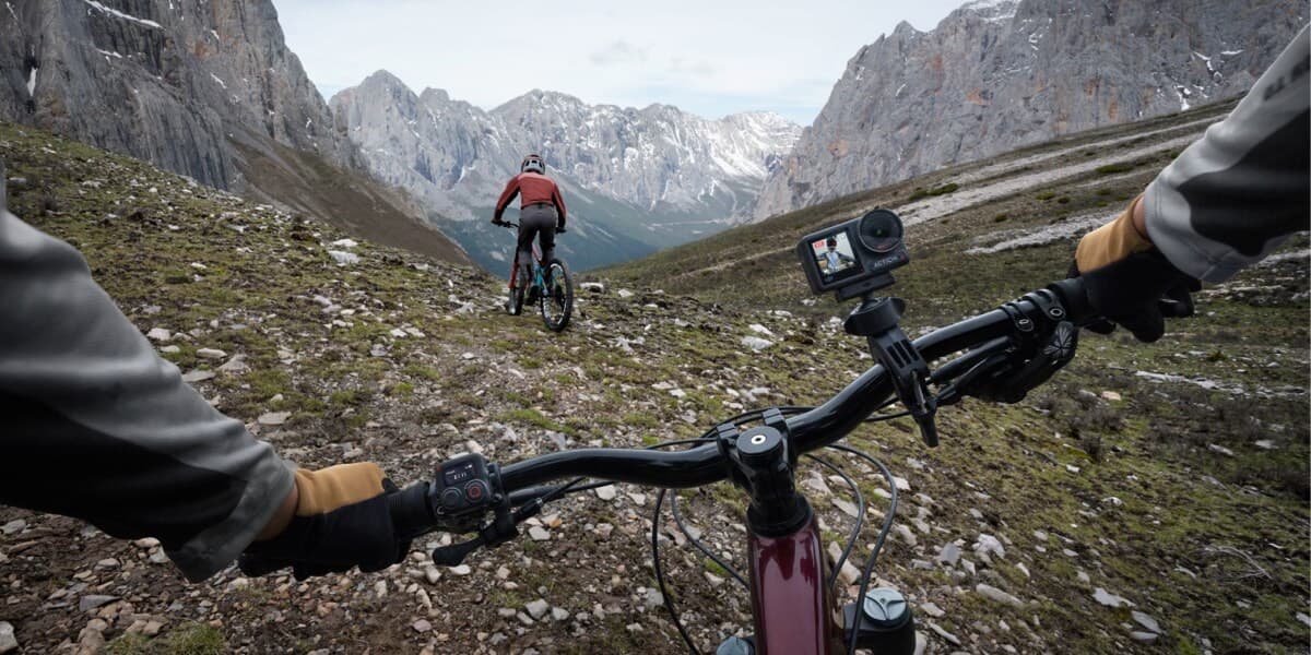 cyklister fotograferar sin tur i svagt ljus med FOV