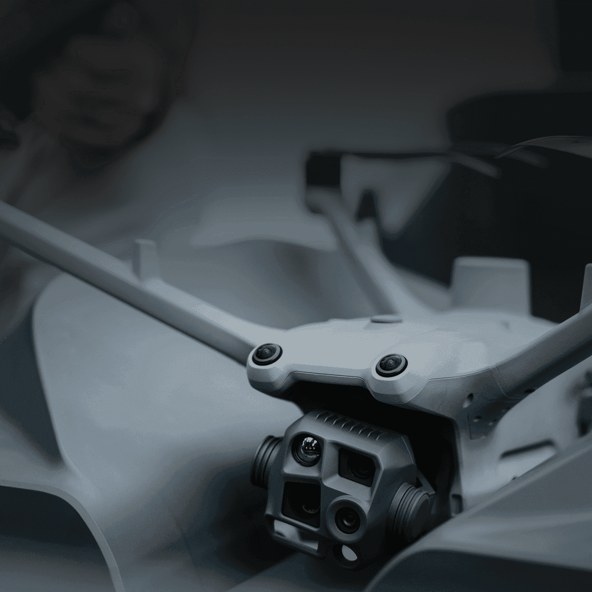 En närbild av en avancerad drönare med flera kameror och sensorer, redo för flygning i en högteknologisk miljö.