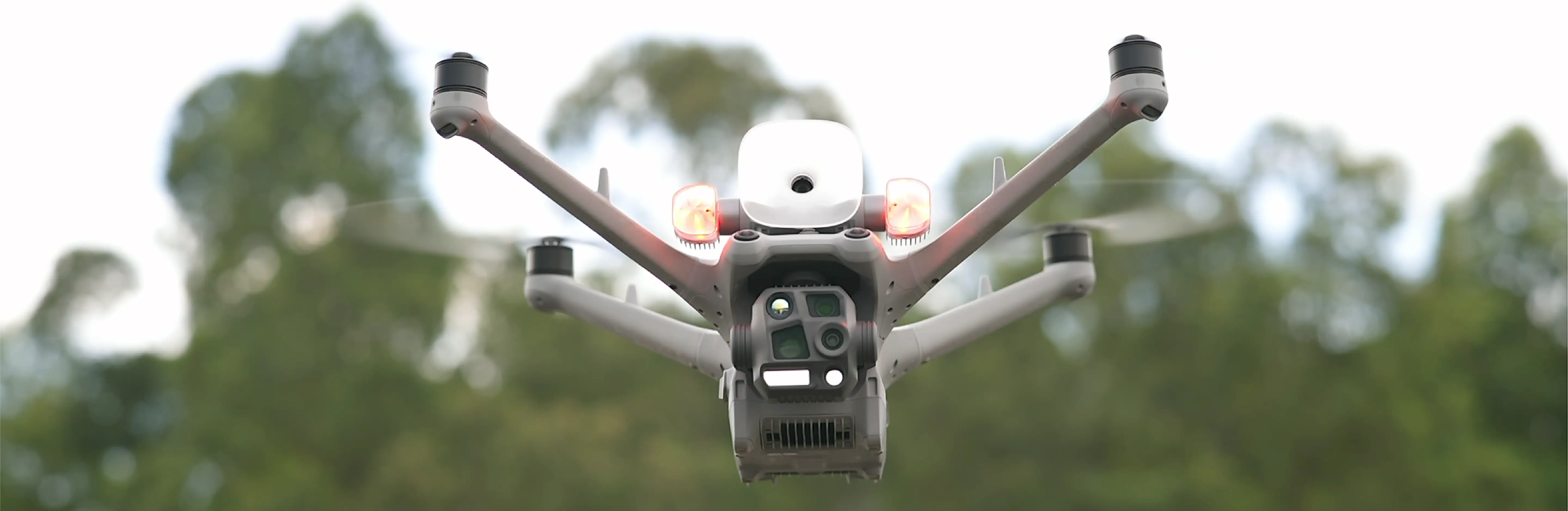 T40S Speaker & Spotlight System är ett lättviktigt högtalar- och strålkastartillbehör för DJI Matrice 4E/4T/4D/4TD