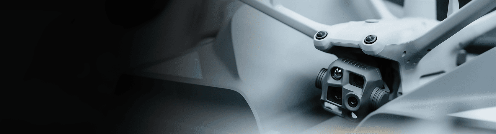 En närbild av en avancerad drönare med flera kameror och sensorer, omgiven av en futuristisk miljö.