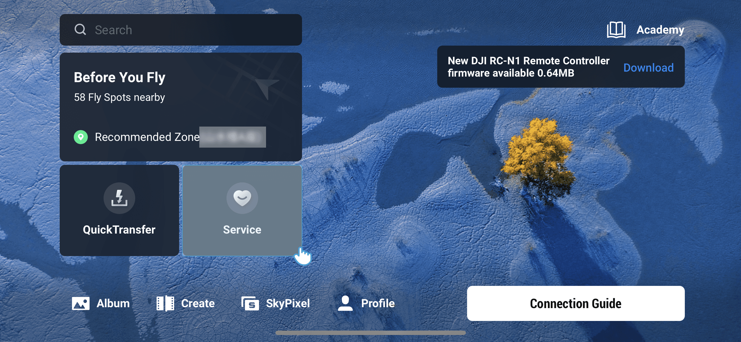"Skärmbild av en drönarapp som visar flygplatser, snabböverföring och servicealternativ, med en nedladdningsbar firmwareuppdatering. Bakgrunden visar ett flygfotografi av ett landskap med ett ensamt träd."