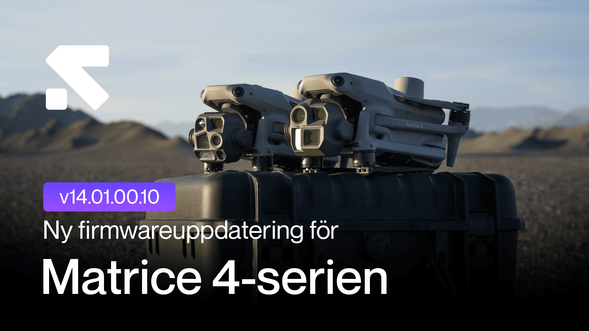 Två drönare av Matrice 4-serien står på en hård väska i en ökenmiljö, med text som annonserar en ny firmwareuppdatering v14.01.00.10.