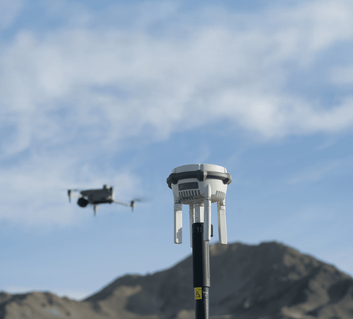 Bild på D-RTK 3 och Matrice 4 som flyger