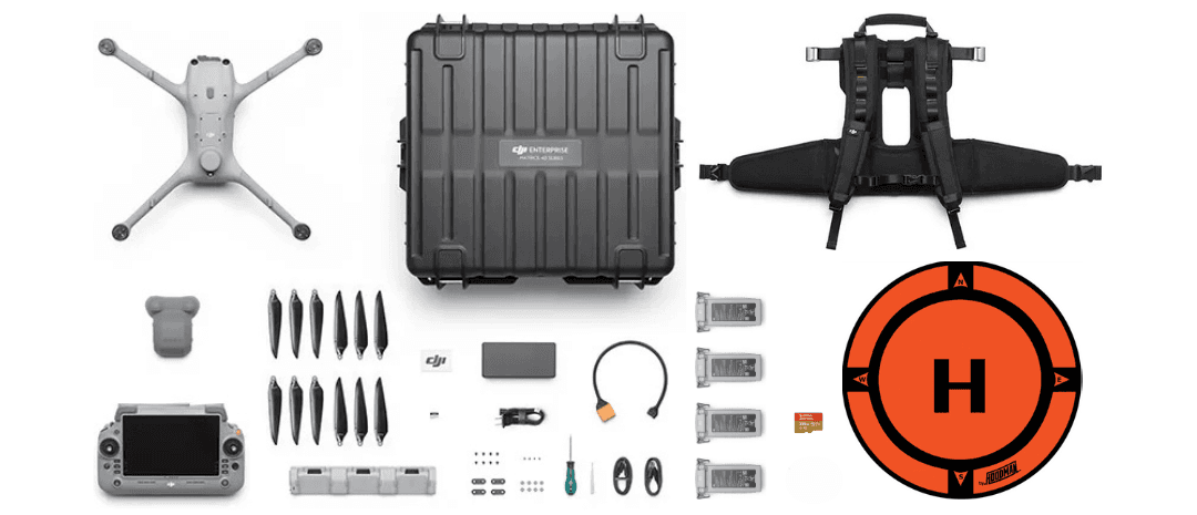 En drönarutrustning med tillbehör inklusive propellrar, fjärrkontroll, batterier, och en bärväska, arrangerade på en vit bakgrund.
