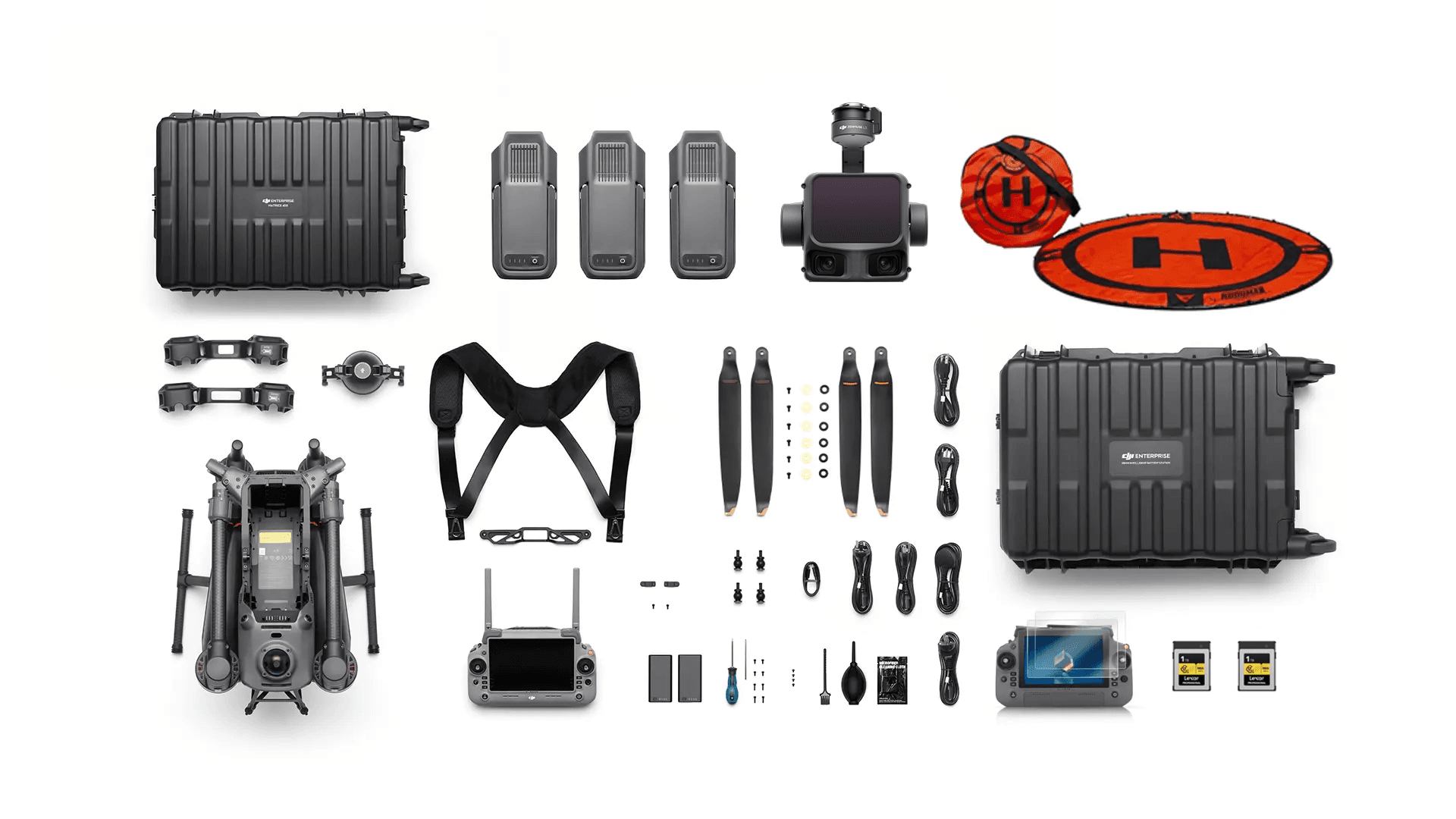 En omfattande drönarutrustning med flera batterier, propellrar, en fjärrkontroll och en landningsplatta, organiserad för transport i robusta skyddsväskor.
