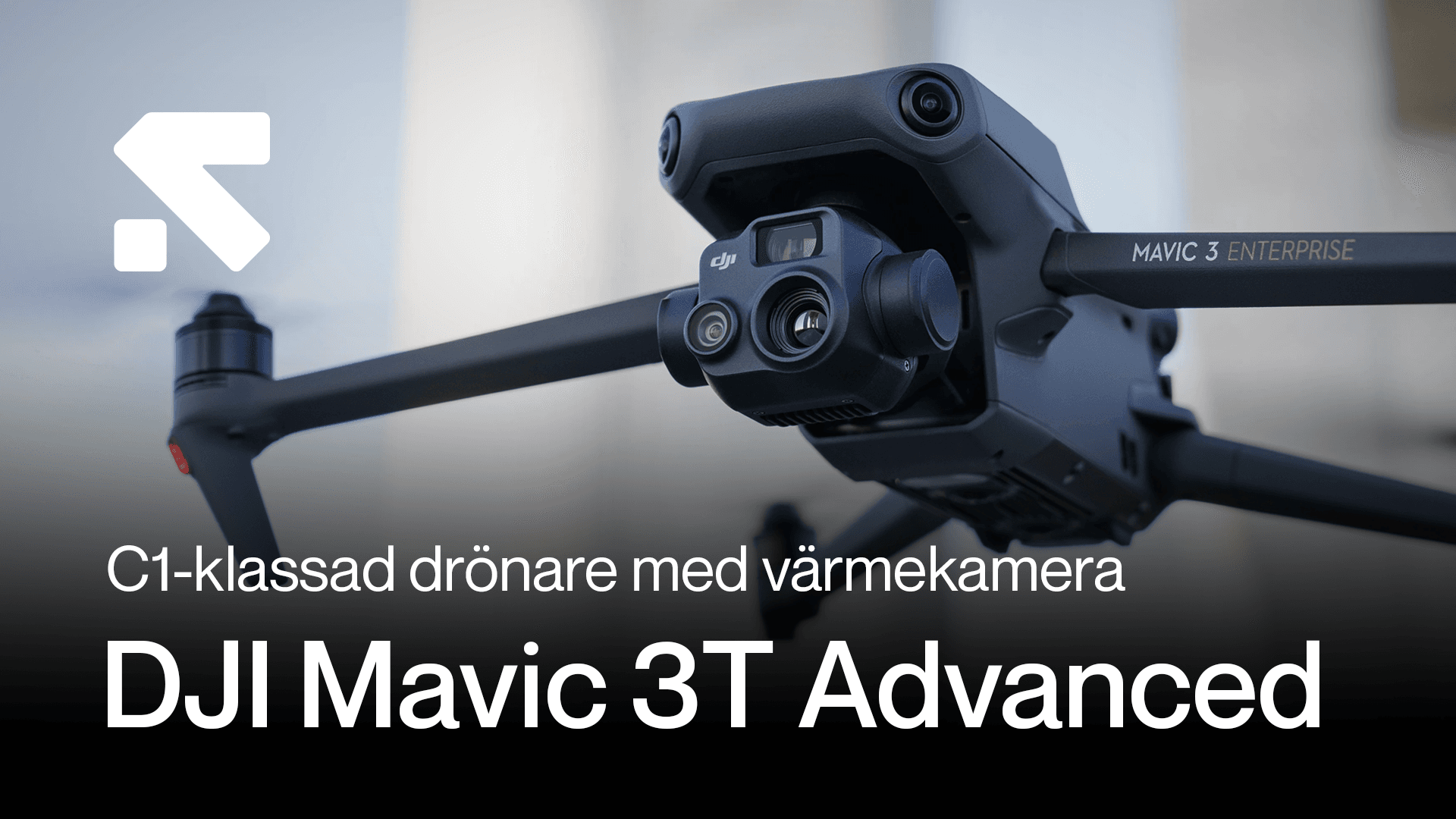 En närbild av DJI Mavic 3T Advanced-drönare utrustad med värmekamera, mot en suddig bakgrund.