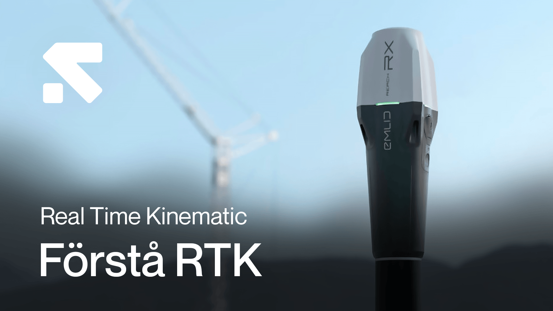 En RTK-enhet från Emlid visas mot en suddig bakgrund av en byggkran, med texten 'Förstå RTK' i förgrunden. en-rtk-enhet-fran.png