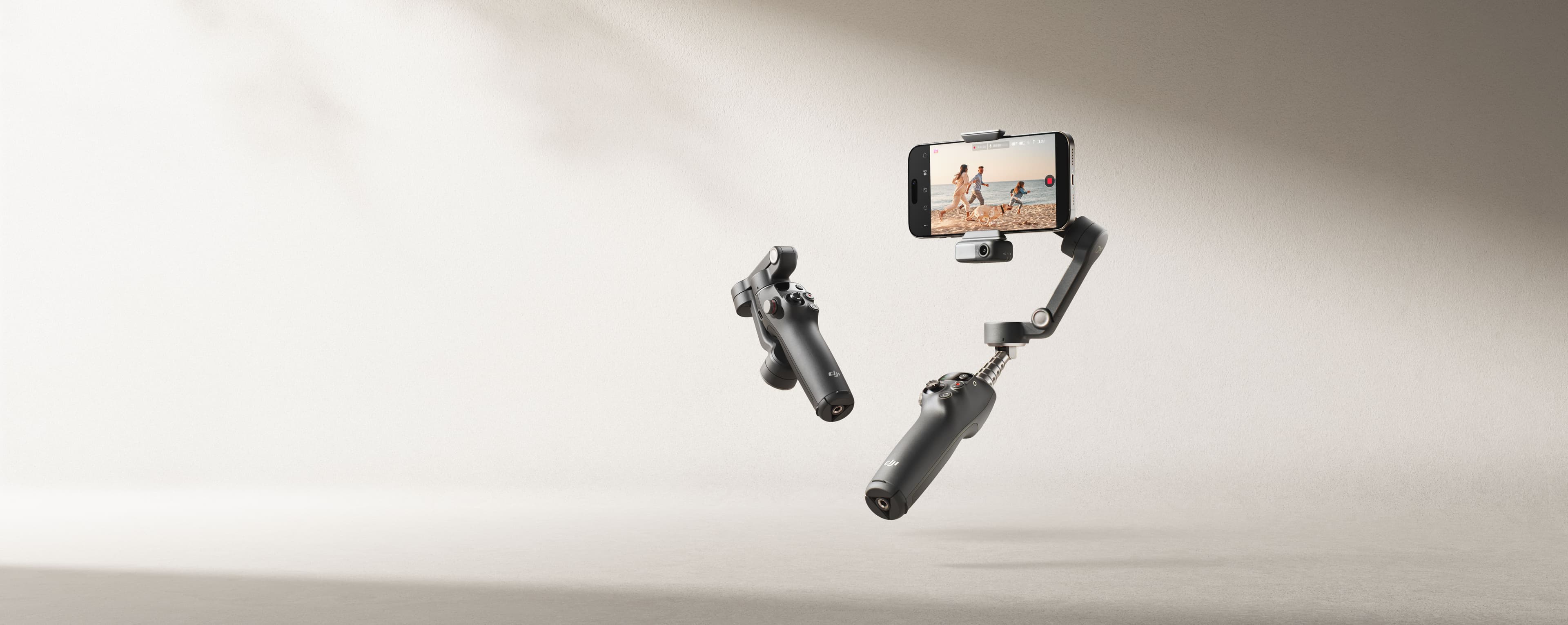 "En smartphone monterad på en avancerad gimbal, svävande i en minimalistisk miljö, fångar en video av människor som springer på en strand."