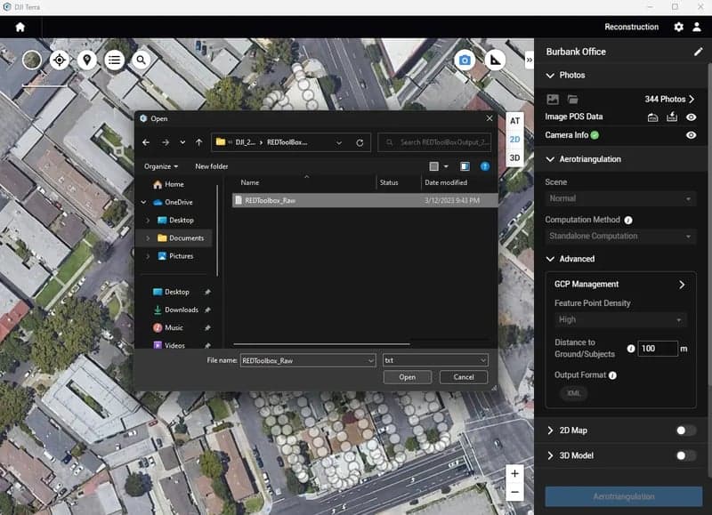 En datorapplikation visar ett flygfotografi av en stadsmiljö med ett öppet filhanteringsfönster för att välja en textfil. Kontrollpanelen till höger visar inställningar för fotoreconstruction.