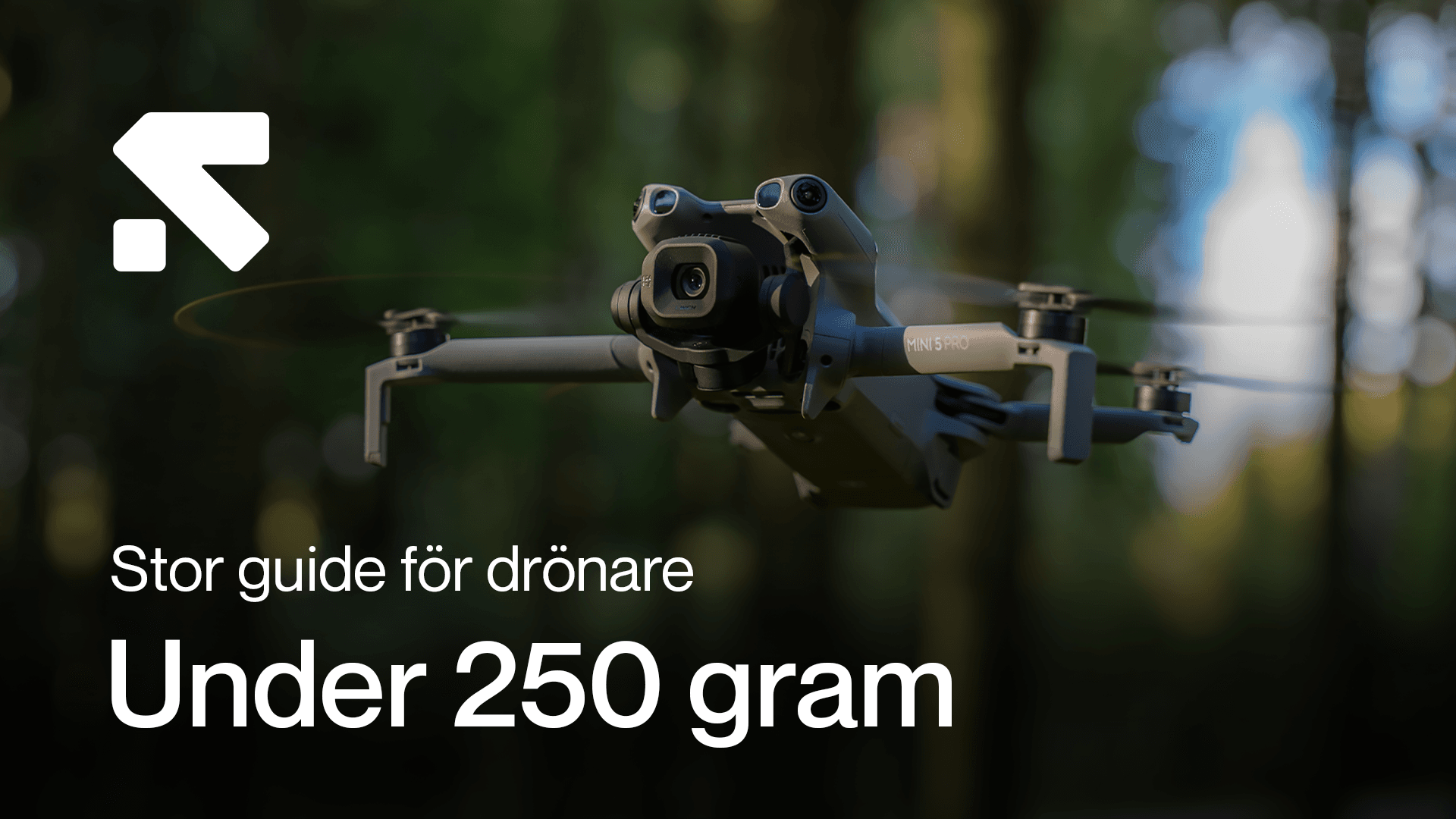 Stor guide: Drönare under 250 gram. En DJI Mini 5 Pro-drönare under 250 gram svävar i en skogsmiljö med texten 'Stor guide för drönare under 250 gram' i förgrunden.