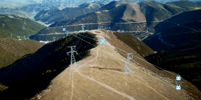 En drönare övervakar kraftledningar som sträcker sig över ett bergigt landskap, med digitala ikoner som visar dataövervakning.