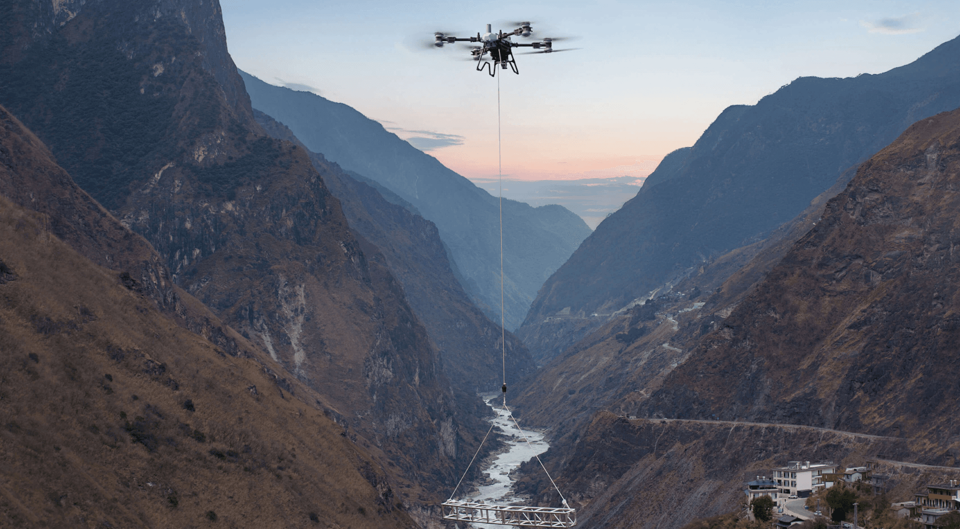 DJI FlyCart 200 tung leveransdrönare, narbild.
