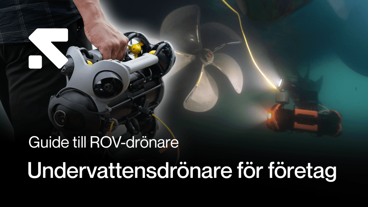 En person håller i en ROV-drönare ovanför vatten, medan en annan drönare utför inspektion under vattnet nära en propeller. en-person-haller.png