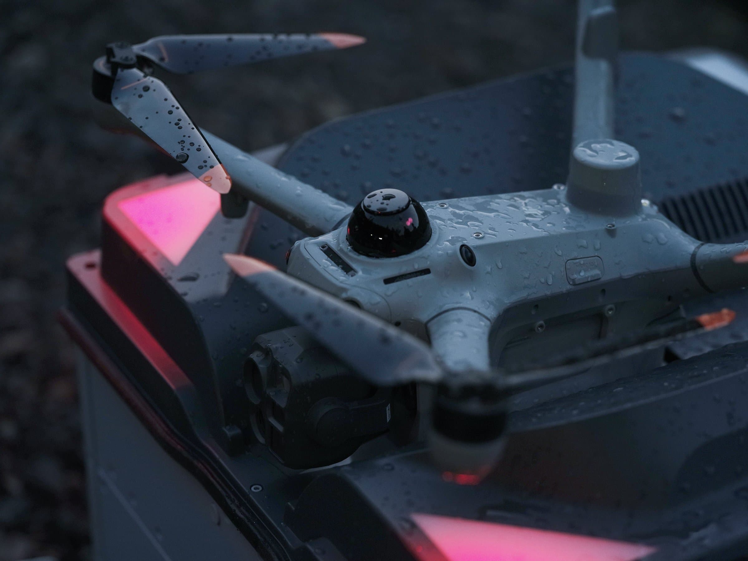 DJI Matrice 5TD i dockan efter flygning i regn. Bild: DJI.