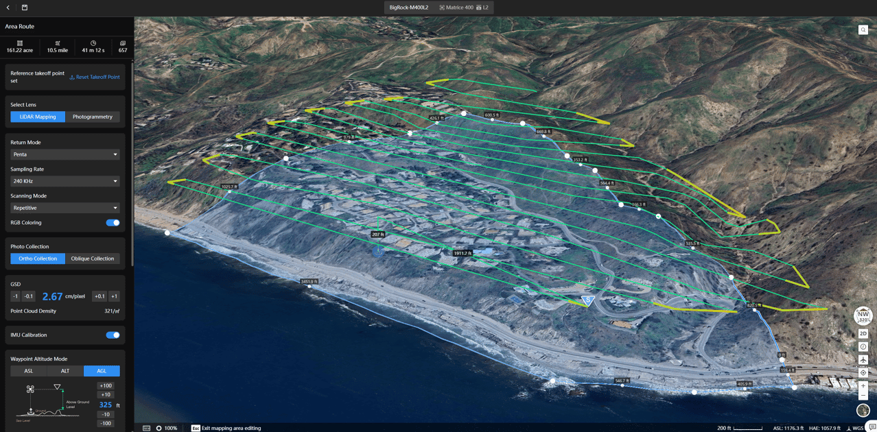 En digital karta visar en kustnära terräng med överlagrade flygrutter för LiDAR-kartläggning, inklusive inställningar för samplingsfrekvens och punktmolnstäthet.