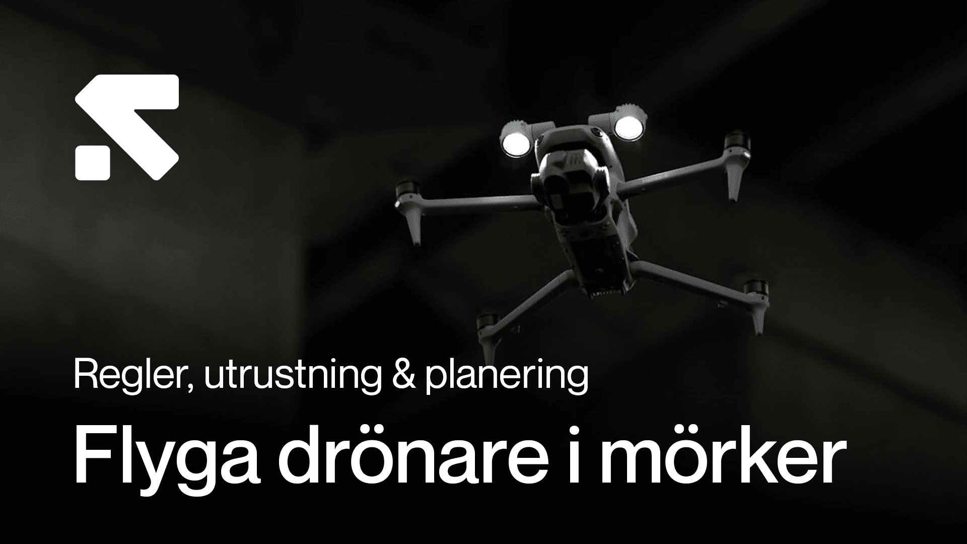 En drönare med lysande lampor flyger i mörker, med text om regler och utrustning för nattflygning.