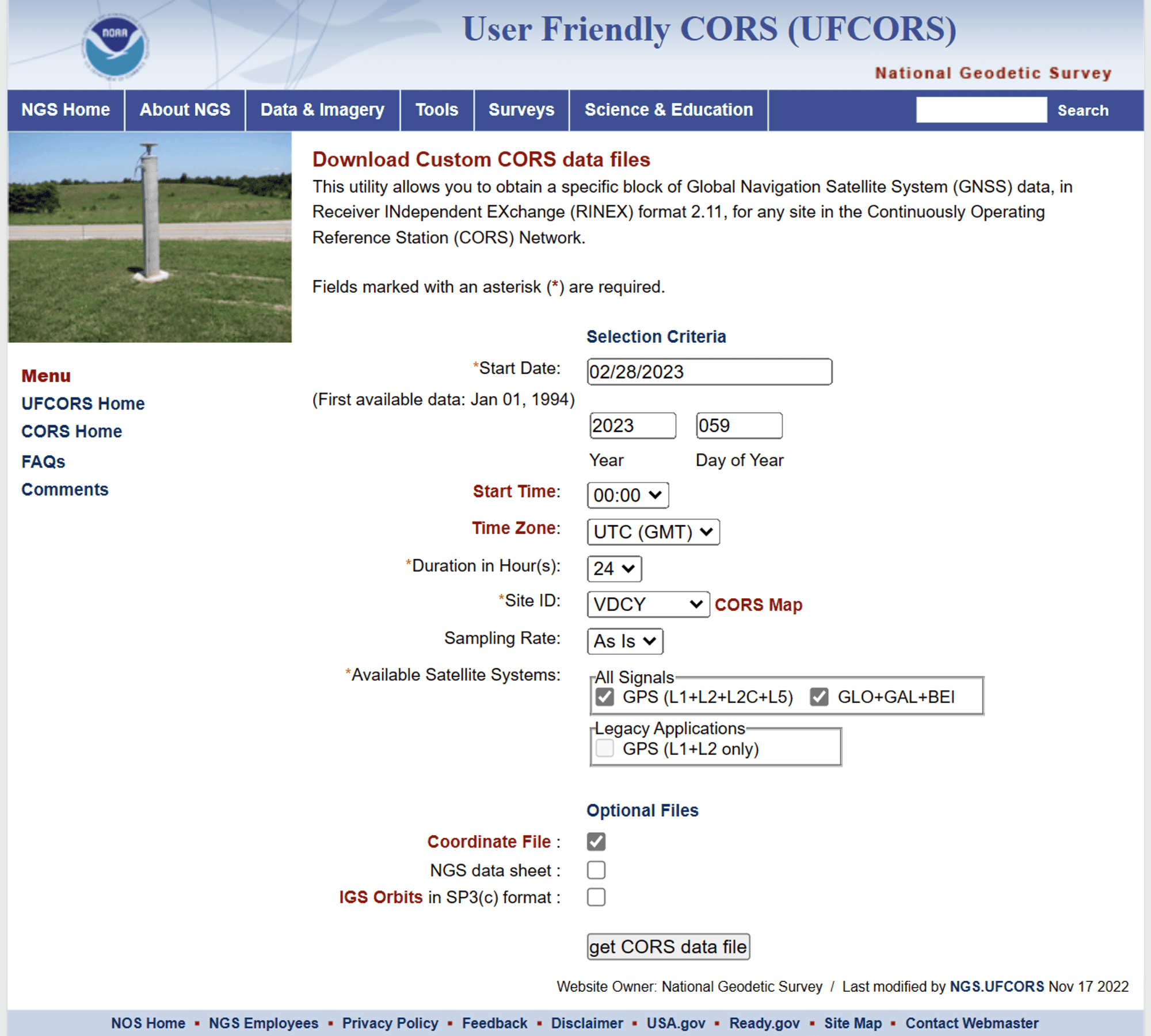 Skärmbild av en webbplats för att ladda ner CORS-datafiler, med val för datum, tid, satellitsystem och andra parametrar för att hämta GNSS-data.
