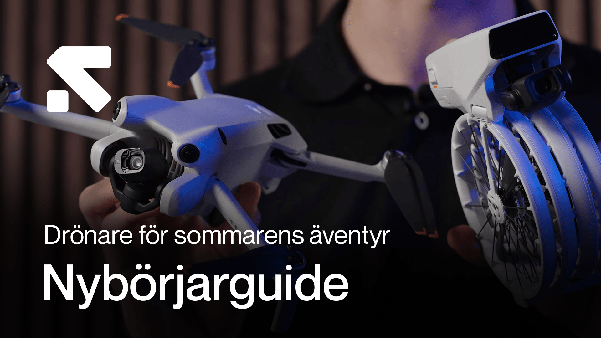 En person håller två olika drönare, en med utfällda propellrar och en hopfälld, mot en bakgrund med texten 'Drönare för sommarens äventyr - Nybörjarguide'. en-person-haller.png