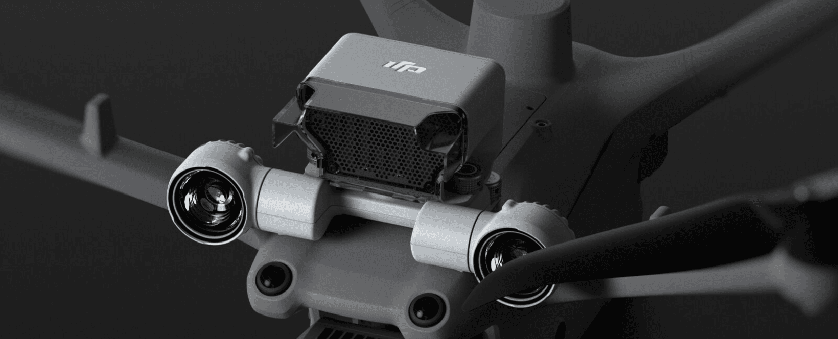 En närbild av en drönare med avancerade kameror och sensorer, designad för högteknologisk övervakning.