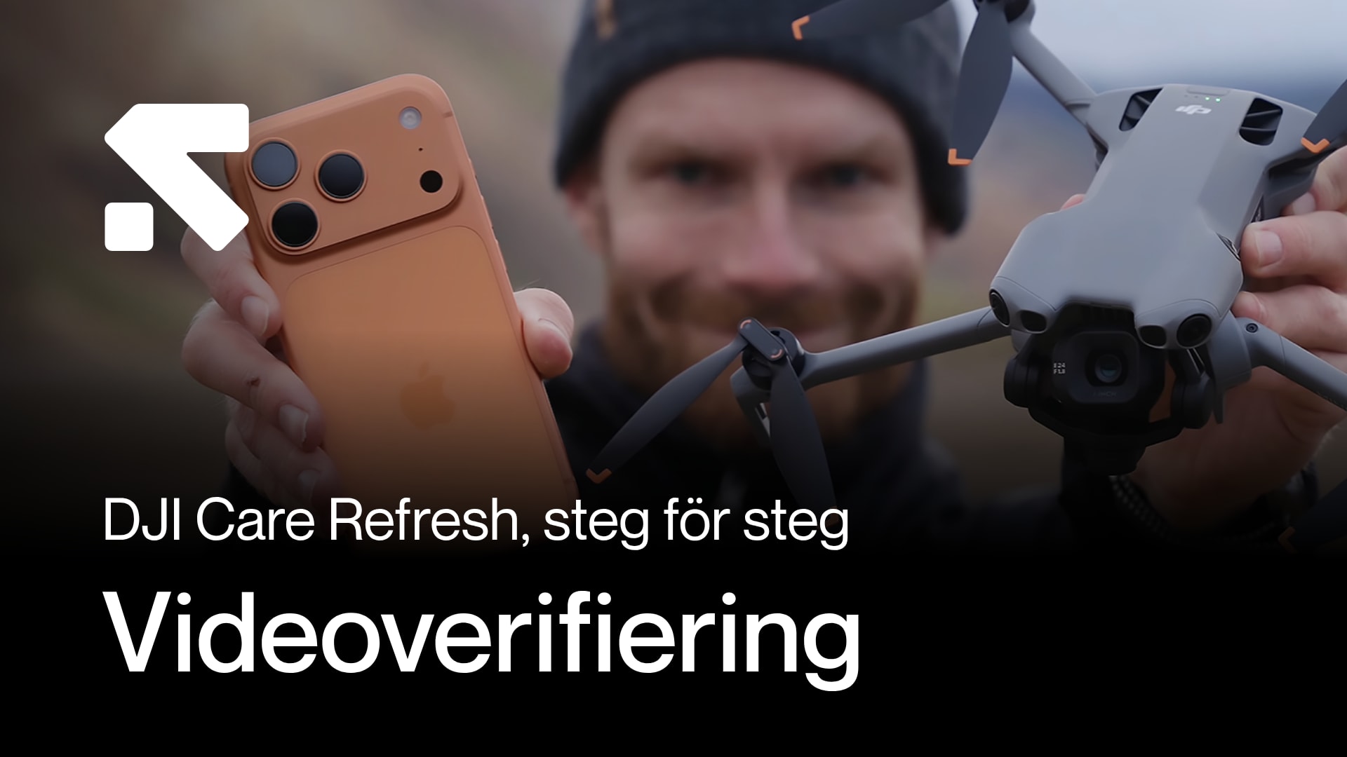 Videoverifiering för DJI Care Refresh: en person håller upp en DJI Mini 5 Pro och en mobiltelefon featured-videoverifiering-dji-care-refresh-variant-a3-pblbm4.jpg