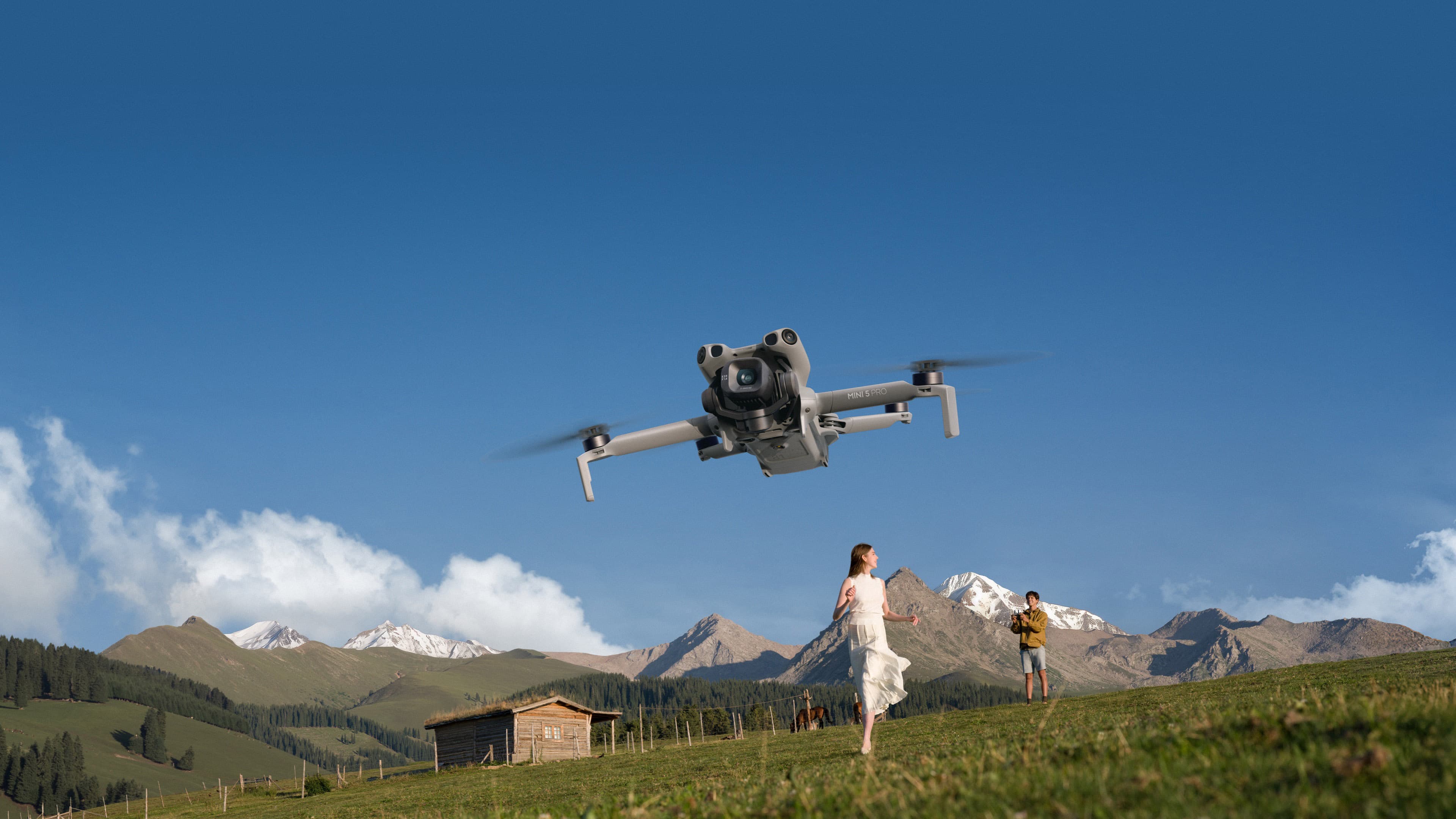 DJI Mini 5 Pro i luften över en fjälläng