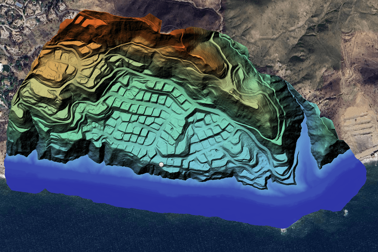 En topografisk karta visar en kustnära terräng med färggraderingar som indikerar höjdskillnader, omgiven av hav och land.