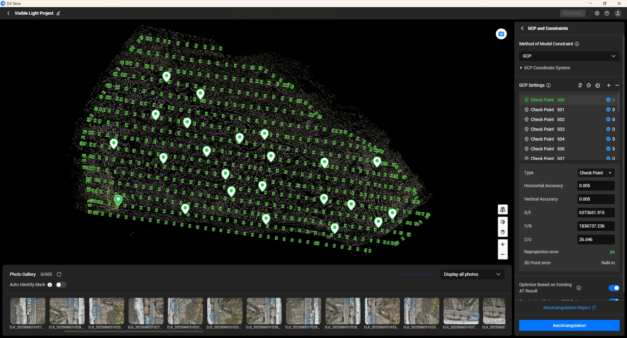 En digital karta med markerade kontrollpunkter visas i ett geospatialt analysprogram, med en fotogalleriöversikt längst ner.