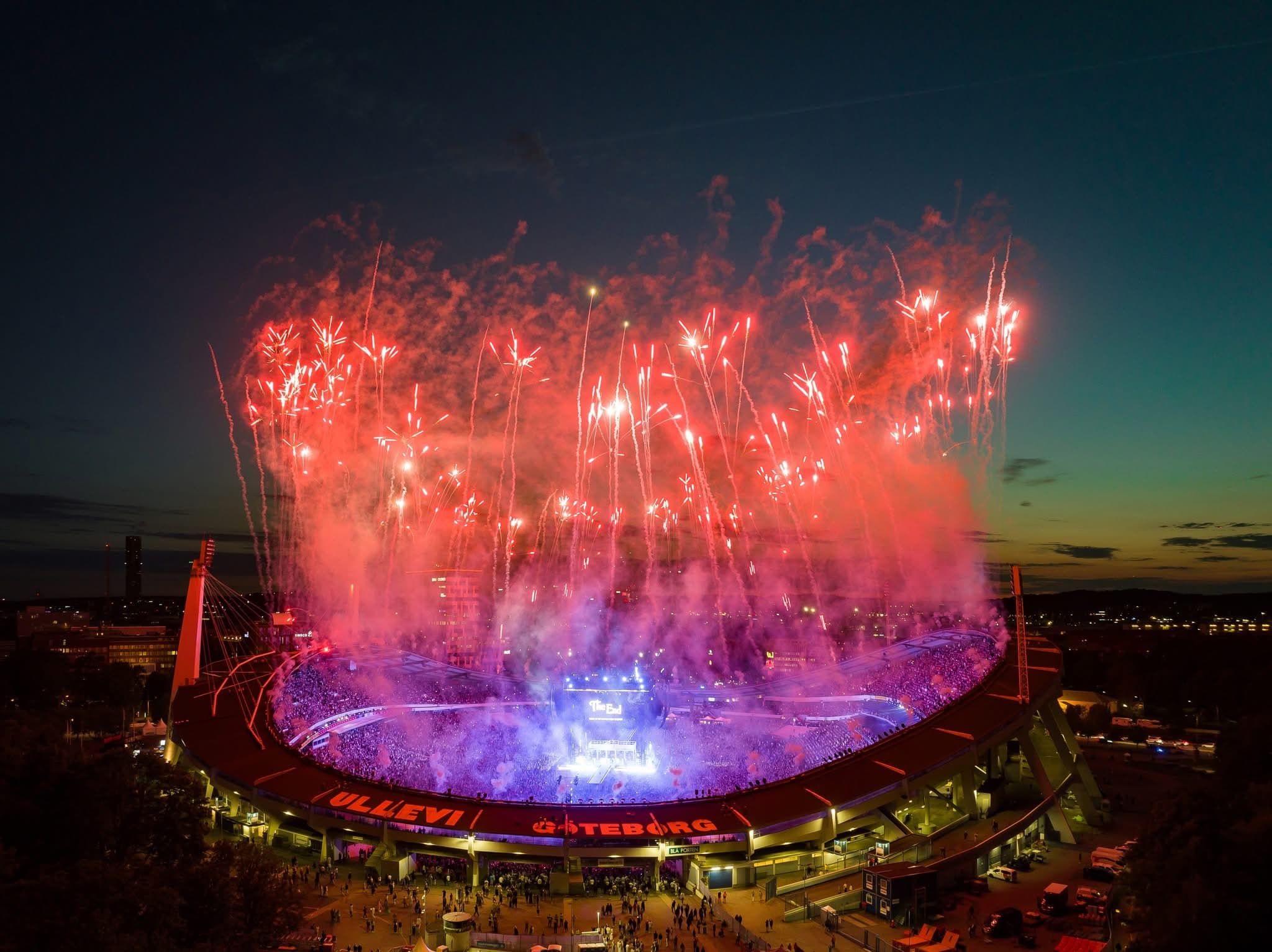 Fyrverkerier lyser upp natthimlen över en fullsatt arena under ett evenemang på Ullevi i Göteborg.