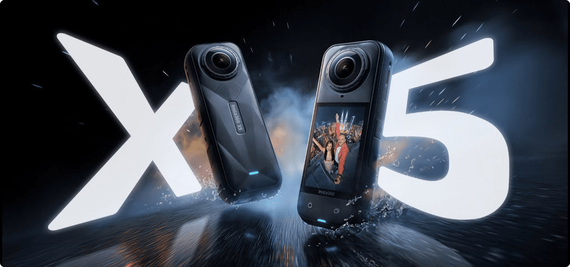 Två avancerade kameror från Insta360 X5 visas mot en dynamisk bakgrund, med en av dem som visar en färgstark bild på sin skärm.