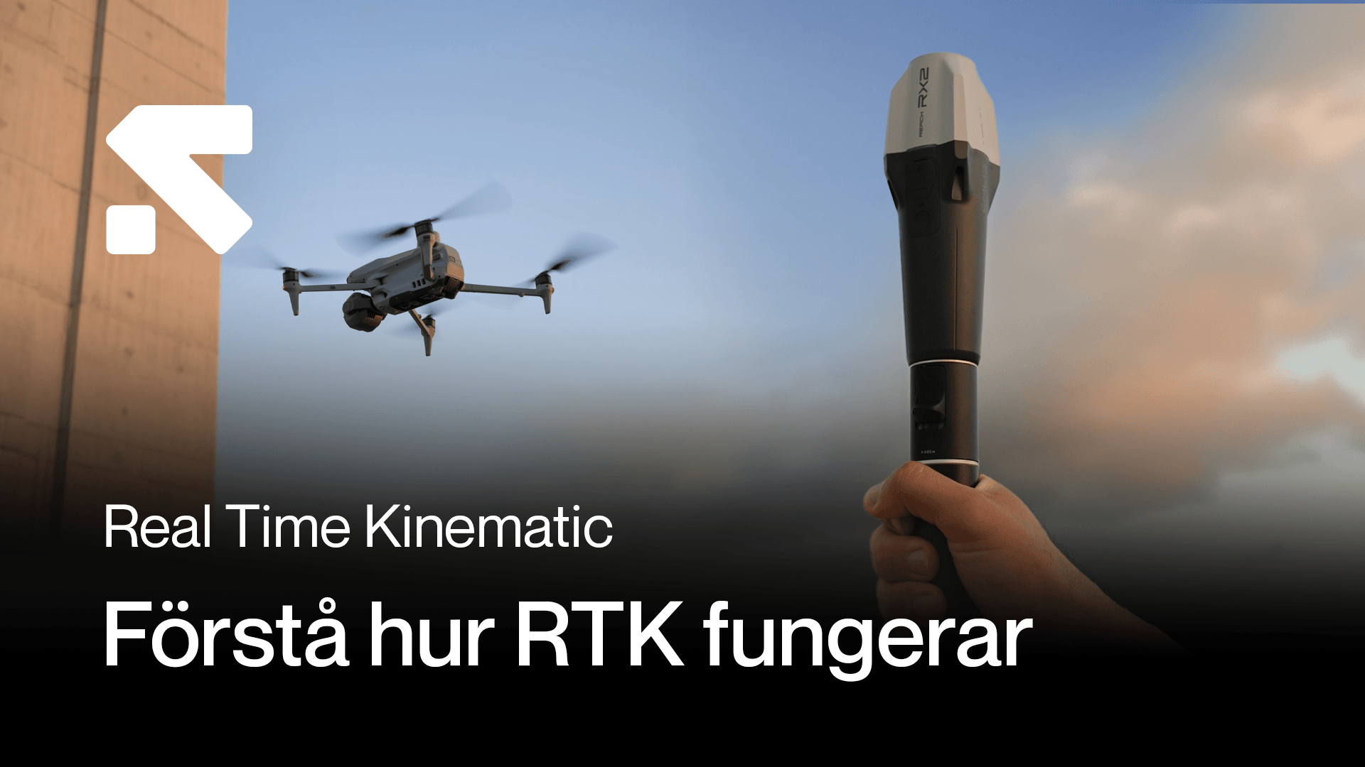 En drönare svävar i luften medan en hand håller en RTK-enhet mot en blå himmel, med texten 'Förstå hur RTK fungerar'. en-dronare-svavar.png