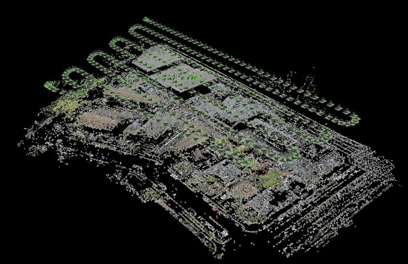 Ett detaljerat punktmoln av en byggnad visas mot en svart bakgrund, vilket framhäver dess tredimensionella struktur.