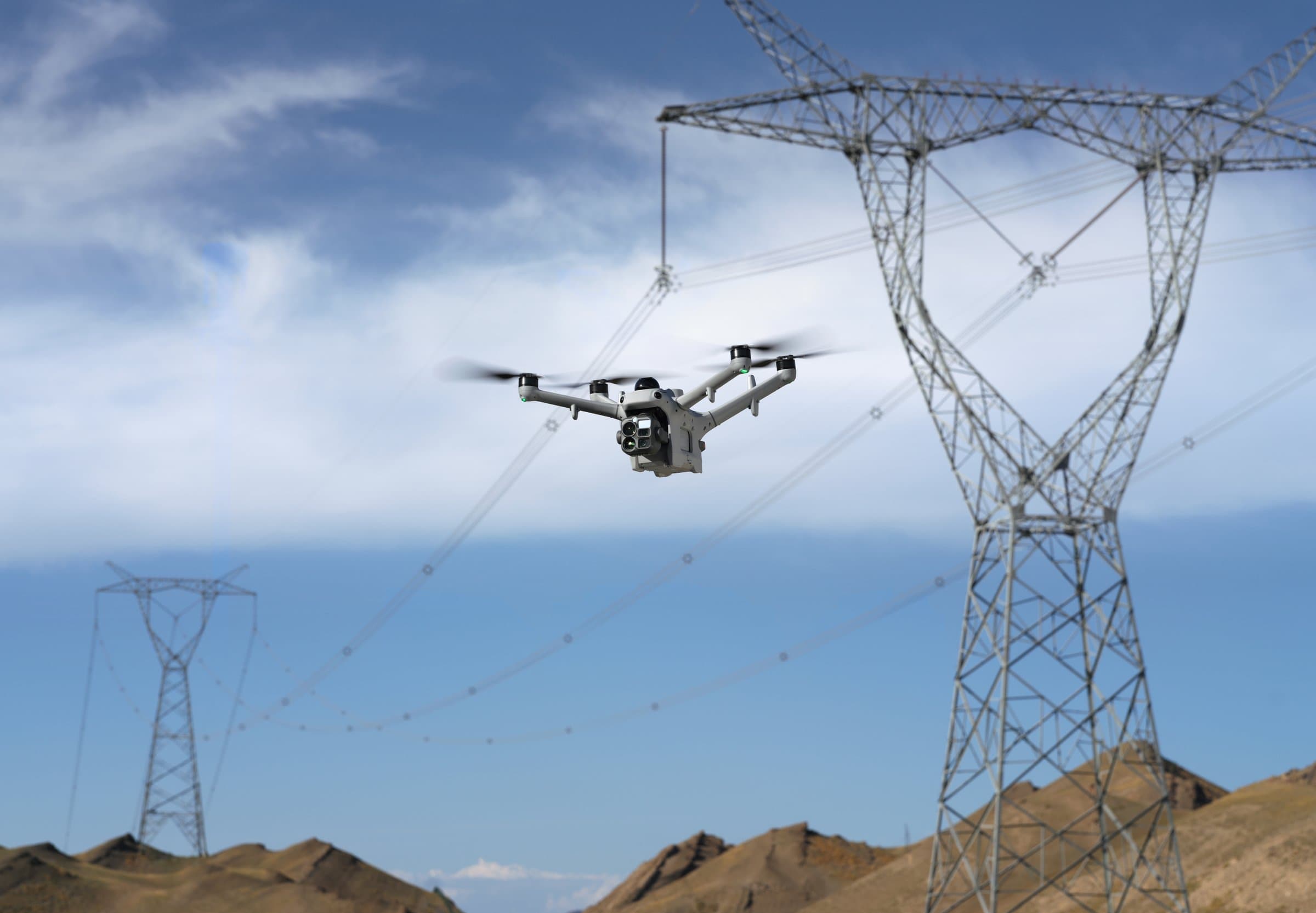 DJI Matrice 5TD vid korsande kraftledningar. Bild: DJI.