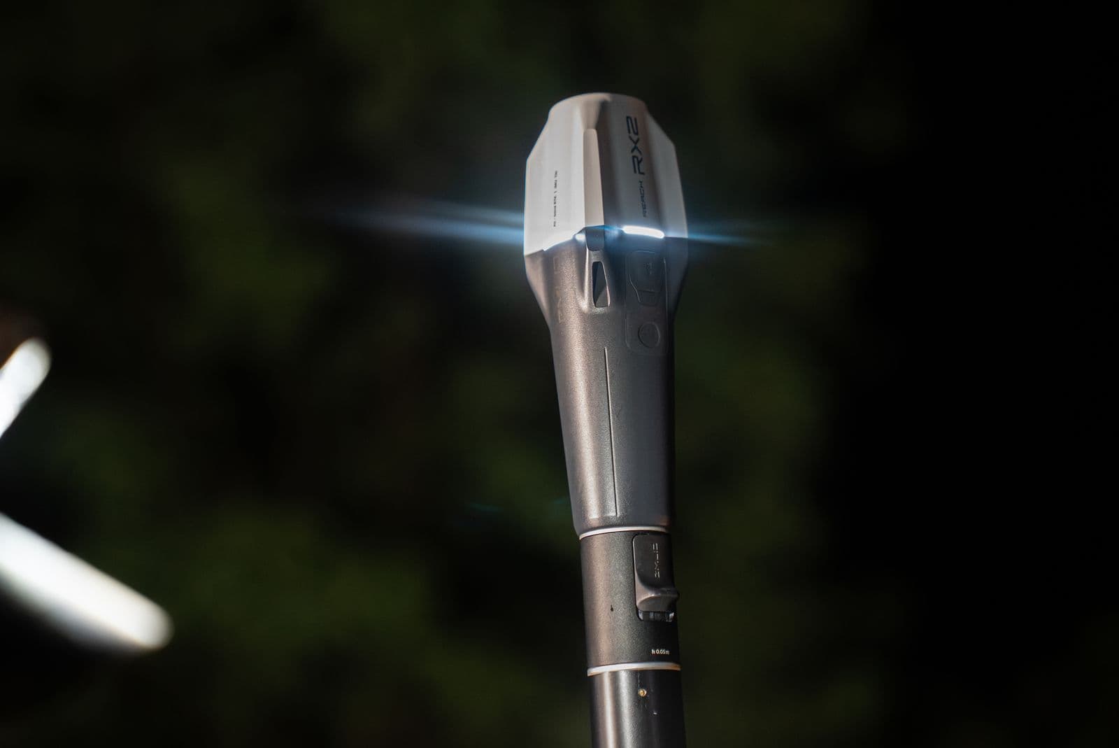 En Emlid Reach RX2 lyser starkt i mörkret, med en skarp ljusstråle som skär genom natten.