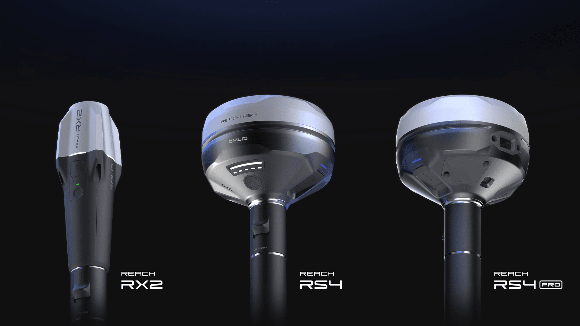 Tre avancerade GNSS-mottagare, Reach RX2, RS4 och RS4 Pro, visas mot en mörk bakgrund och framhäver deras moderna design och tekniska detaljer.
