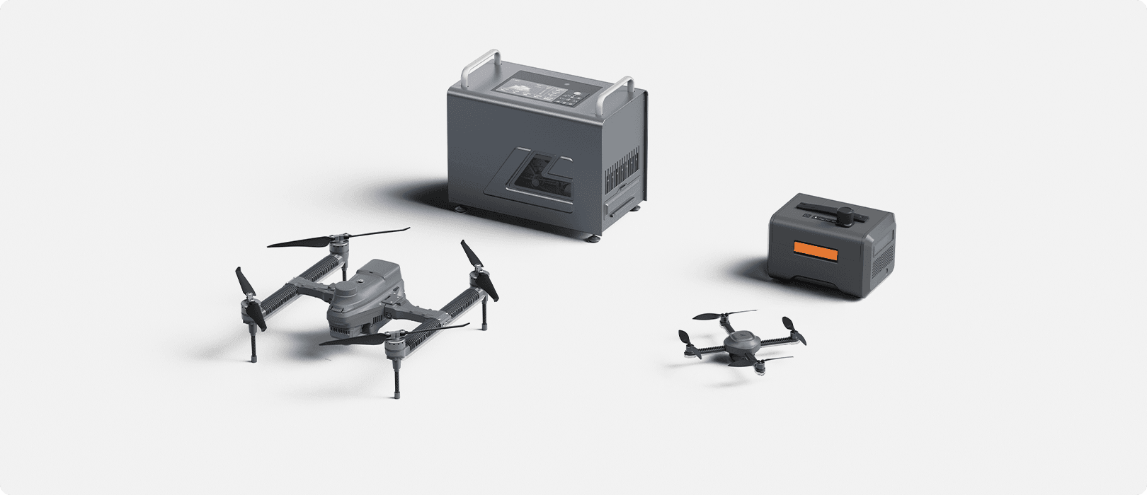 Två belysningsdrönare från CZI av olika storlek står bredvid en laddningsstation och en kontrollenhet på en vit bakgrund. Belysningsdrönarna är CZ10 och CZ100.