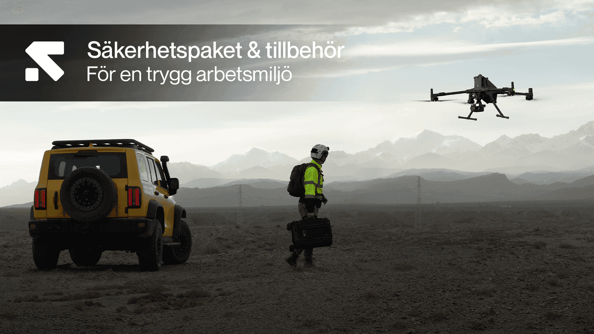En person i skyddsutrustning går mot en drönare i en ökenliknande miljö, med en gul terrängbil i bakgrunden.