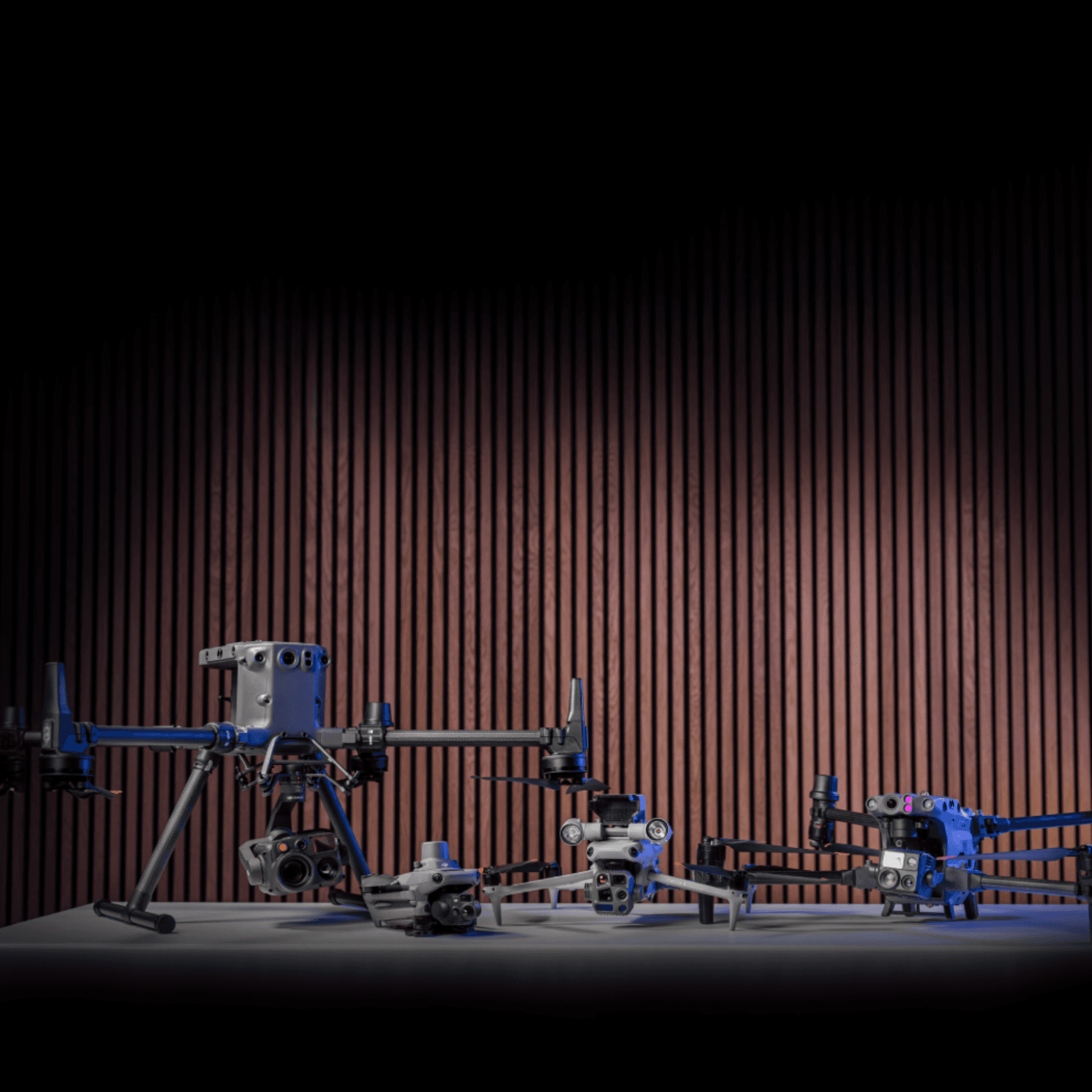 Alla DJI-drönare med värmekamera. Från vänster: Matrice 350 (med Zenmuse H30T), Mavic 3T, Matrice 4T, Matrice 30T