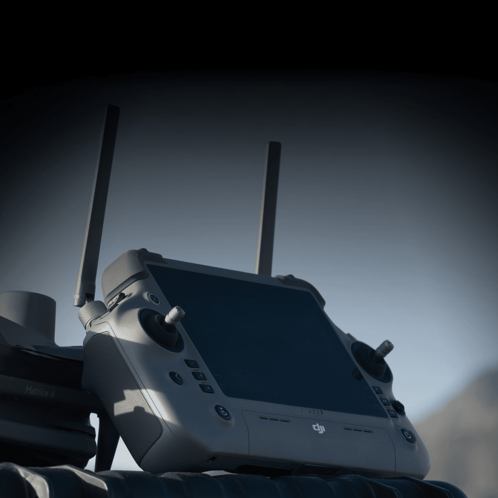 DJI-handkontrollen DJI RC Plus 2 Enterprise tillsammans med en DJI Matrice 4-drönare