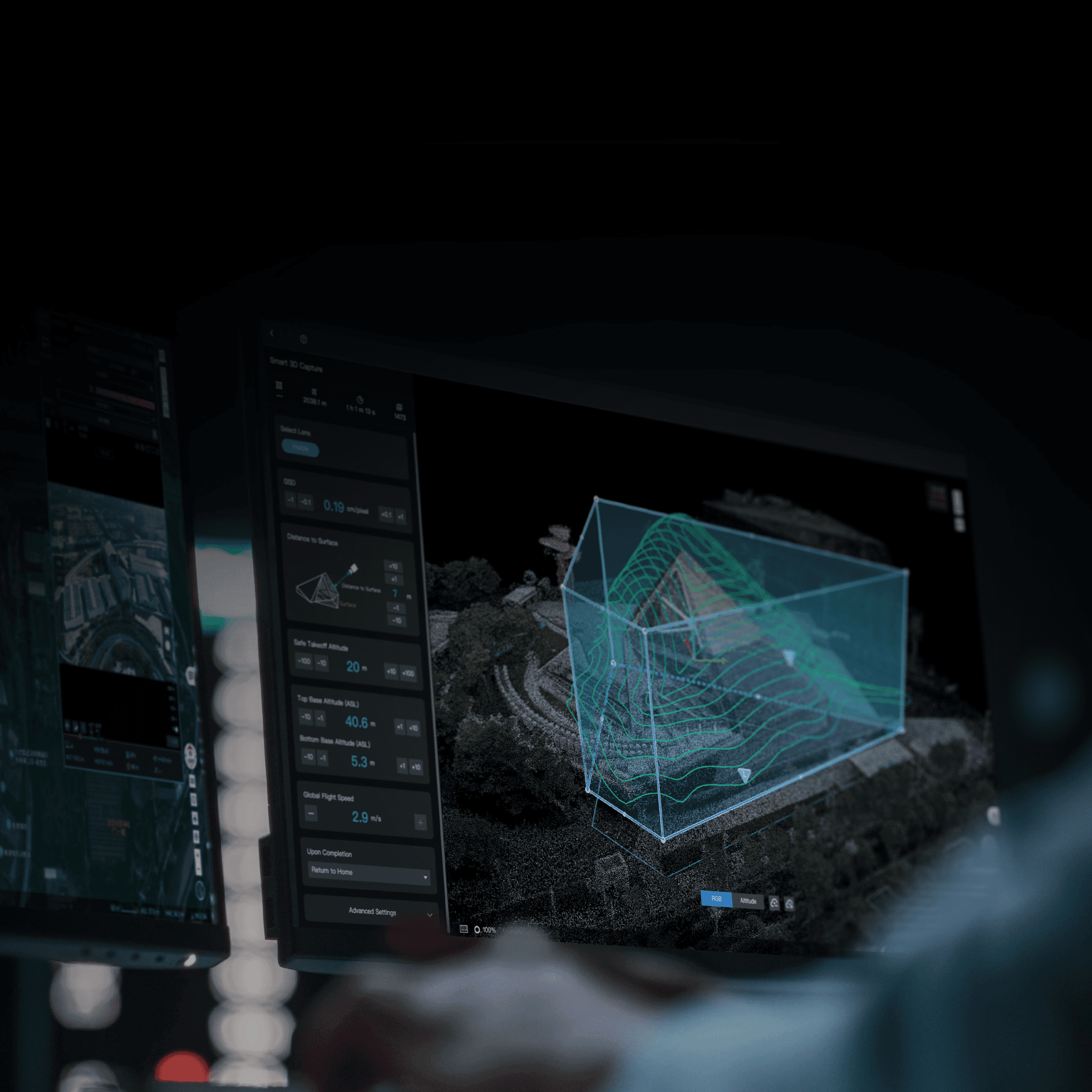 En datorskärm visar en 3D-modell av ett landskap med topografiska linjer, omgiven av tekniska gränssnitt och inställningar.