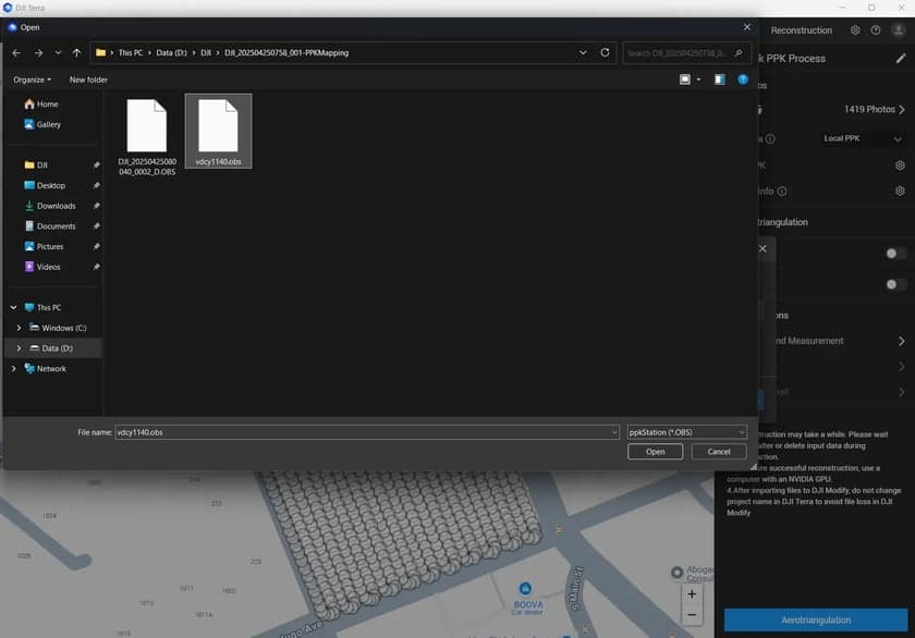 En dator visar ett filutforskarfönster med två filer i en mapp, överlagrat på en kartvy i ett program för fotogrammetri.