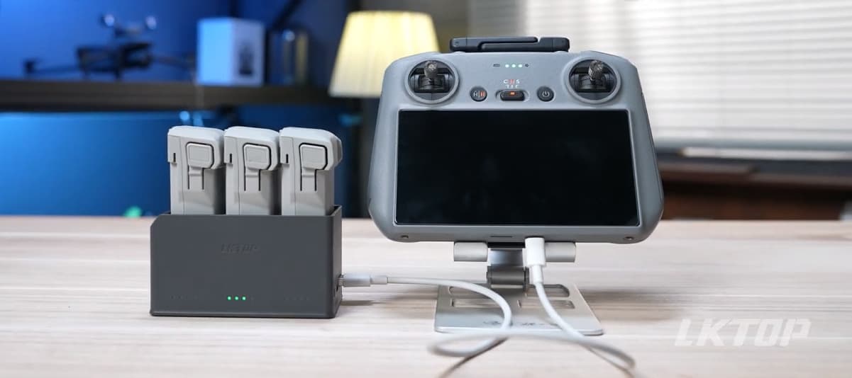 En drönarkontroll och batteriladdare placerade på ett bord i en teknisk miljö, med texten '3. External discharge' ovanför.