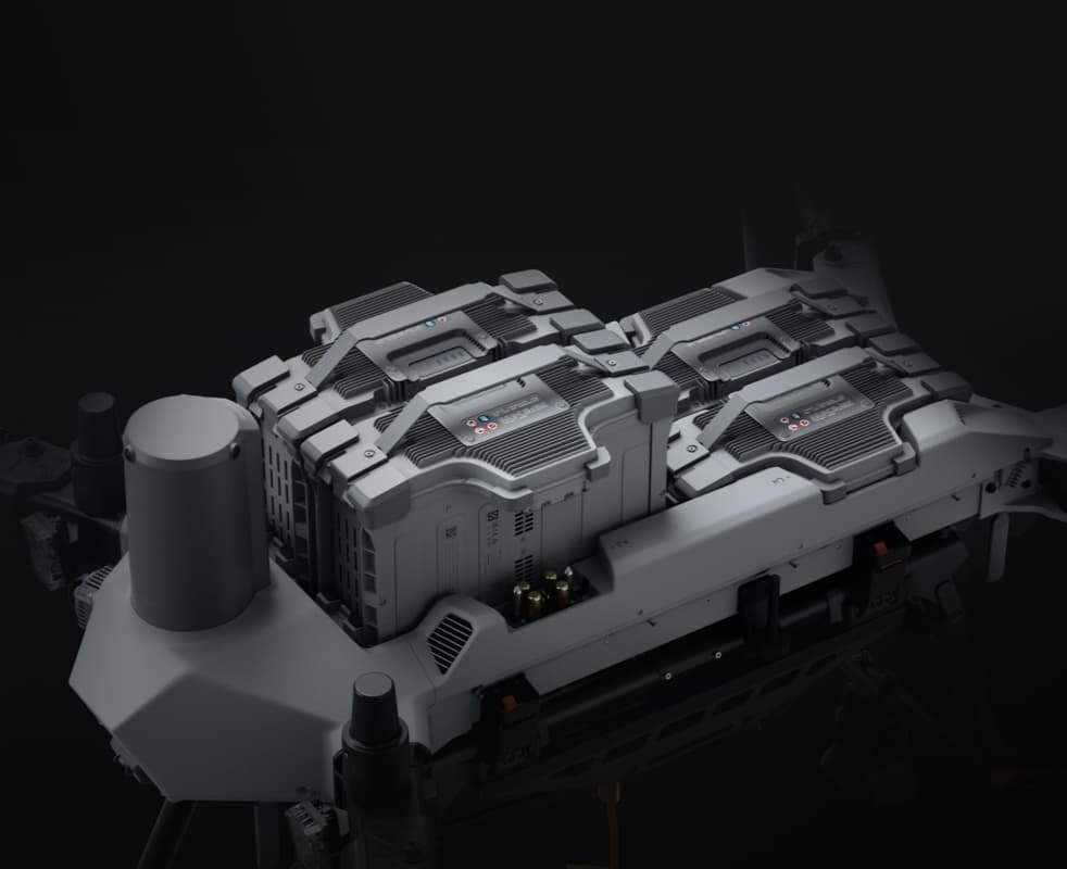 Närbild ovanifrån på DJI T200 med fyra DB2400-batterier monterade i drönaren.